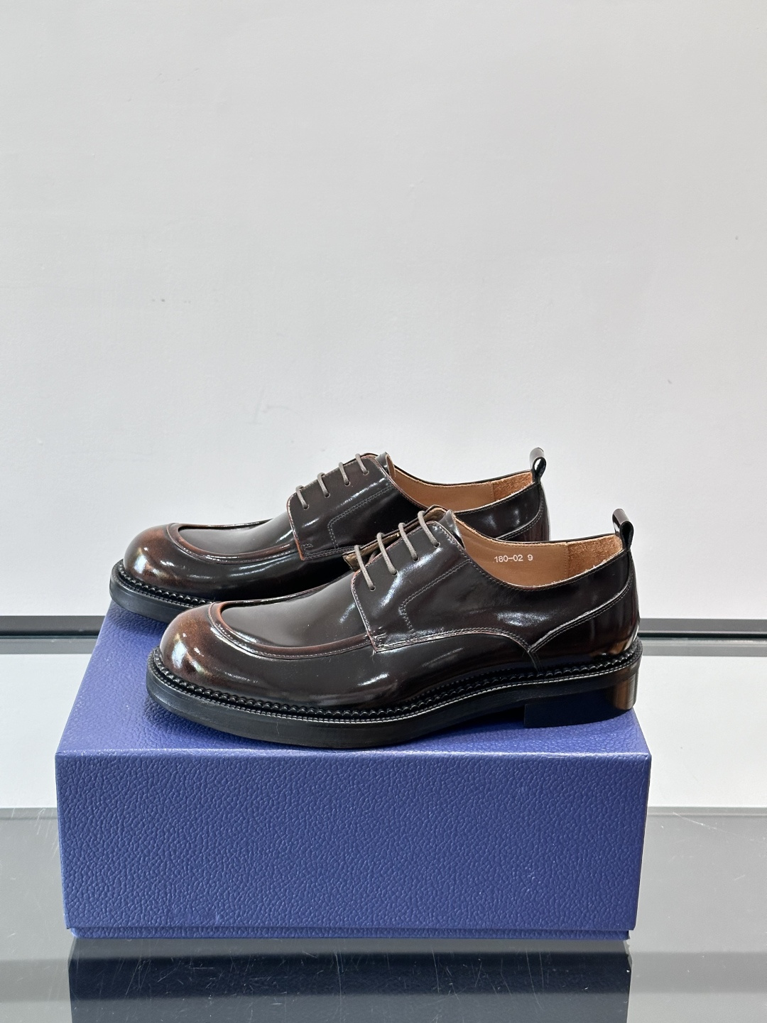 Dior ExPlorer德比鞋 。鞋面采用黑色光滑牛皮，超有辨识度。真皮logo大底，舒适又时尚，日常