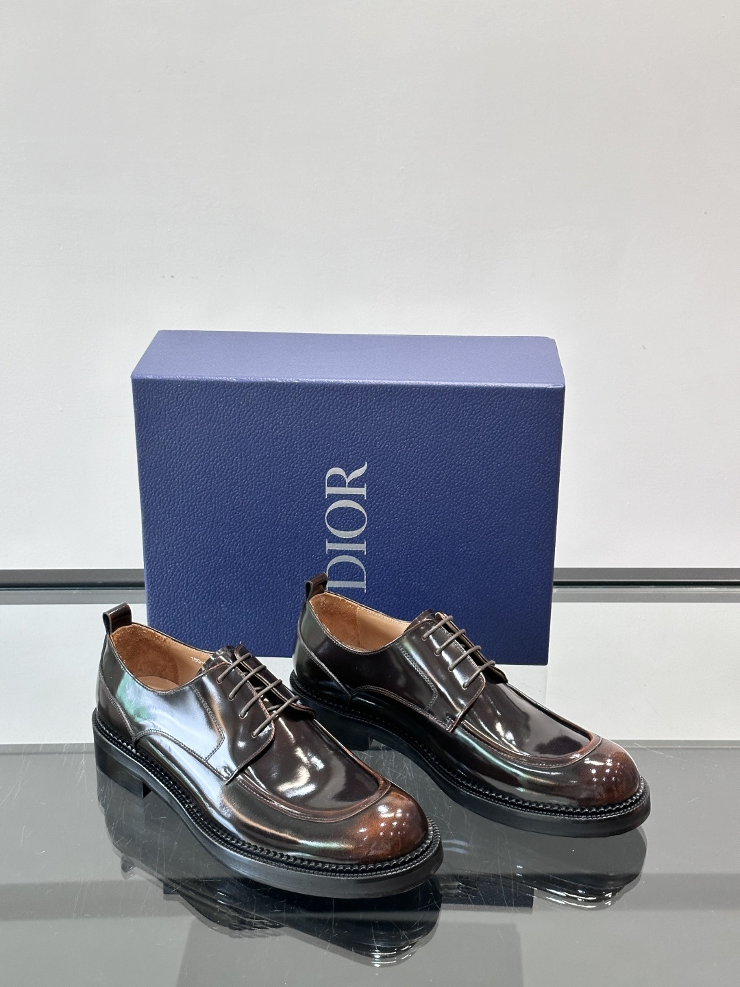 Dior ExPlorer德比鞋 。鞋面采用黑色光滑牛皮，超有辨识度。真皮logo大底，舒适又时尚，日常