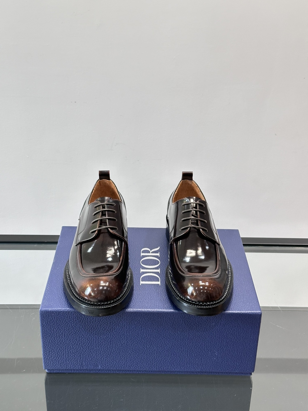 Dior ExPlorer德比鞋 。鞋面采用黑色光滑牛皮，超有辨识度。真皮logo大底，舒适又时尚，日常