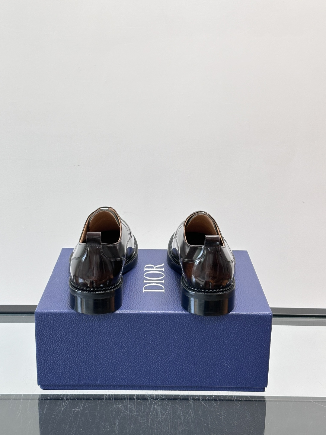 Dior ExPlorer德比鞋 。鞋面采用黑色光滑牛皮，超有辨识度。真皮logo大底，舒适又时尚，日常