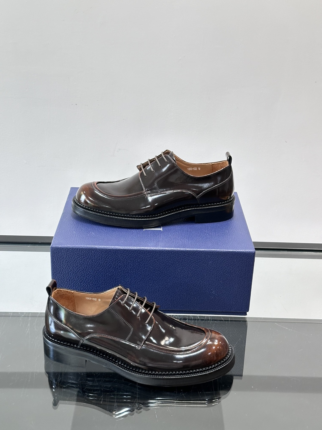 Dior ExPlorer德比鞋 。鞋面采用黑色光滑牛皮，超有辨识度。真皮logo大底，舒适又时尚，日常