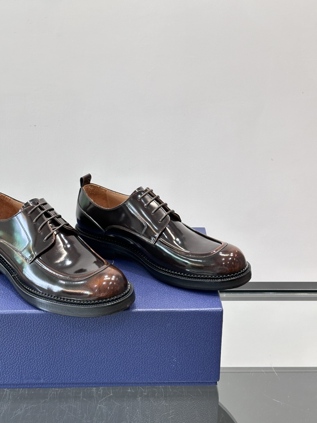 Dior ExPlorer德比鞋 。鞋面采用黑色光滑牛皮，超有辨识度。真皮logo大底，舒适又时尚，日常