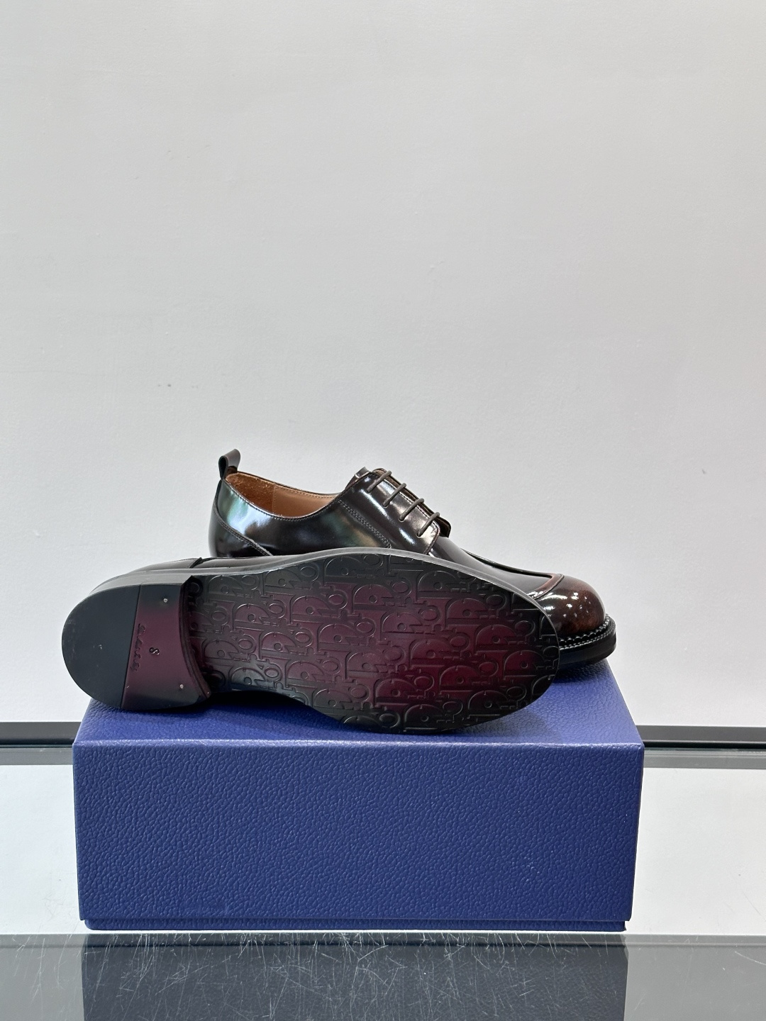 Dior ExPlorer德比鞋 。鞋面采用黑色光滑牛皮，超有辨识度。真皮logo大底，舒适又时尚，日常