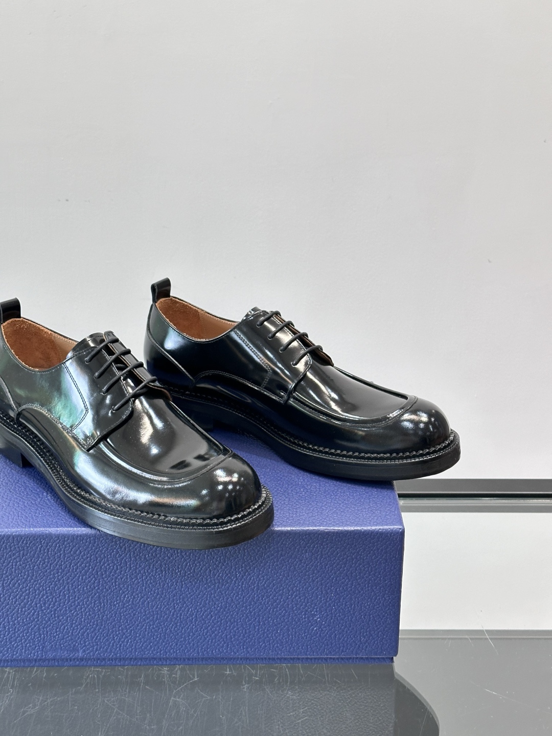 Dior ExPlorer德比鞋 。鞋面采用黑色光滑牛皮，超有辨识度。真皮logo大底，舒适又时尚，日常