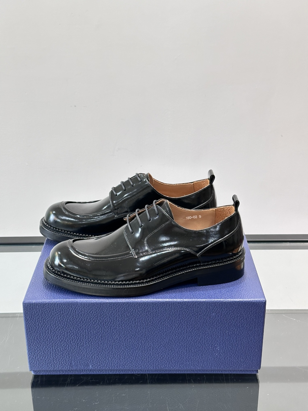 Dior ExPlorer德比鞋 。鞋面采用黑色光滑牛皮，超有辨识度。真皮logo大底，舒适又时尚，日常