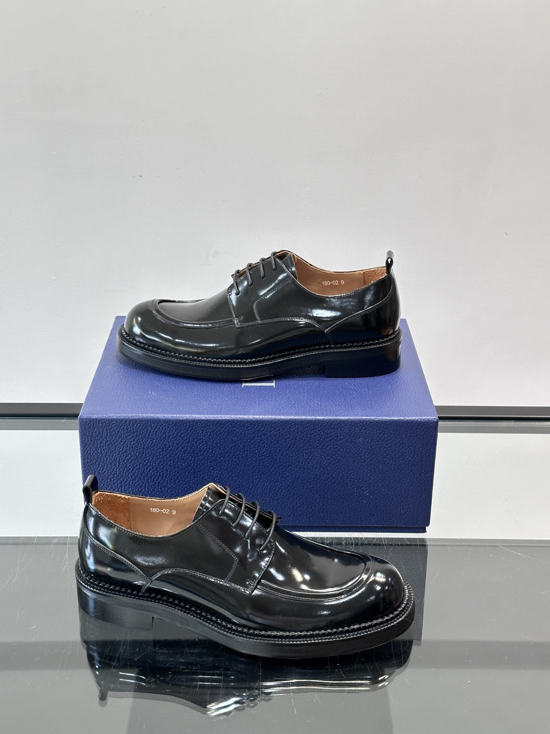 Dior ExPlorer德比鞋 。鞋面采用黑色光滑牛皮，超有辨识度。真皮logo大底，舒适又时尚，日常