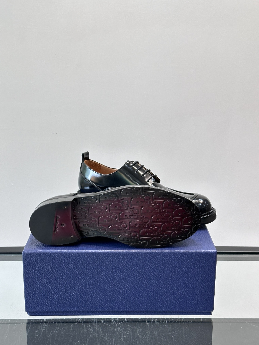 Dior ExPlorer德比鞋 。鞋面采用黑色光滑牛皮，超有辨识度。真皮logo大底，舒适又时尚，日常