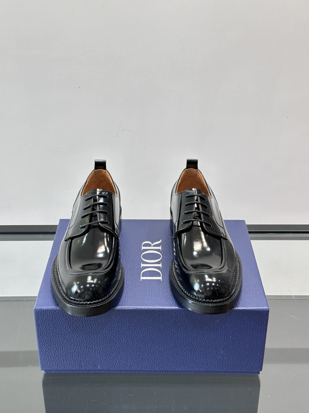 Dior ExPlorer德比鞋 。鞋面采用黑色光滑牛皮，超有辨识度。真皮logo大底，舒适又时尚，日常