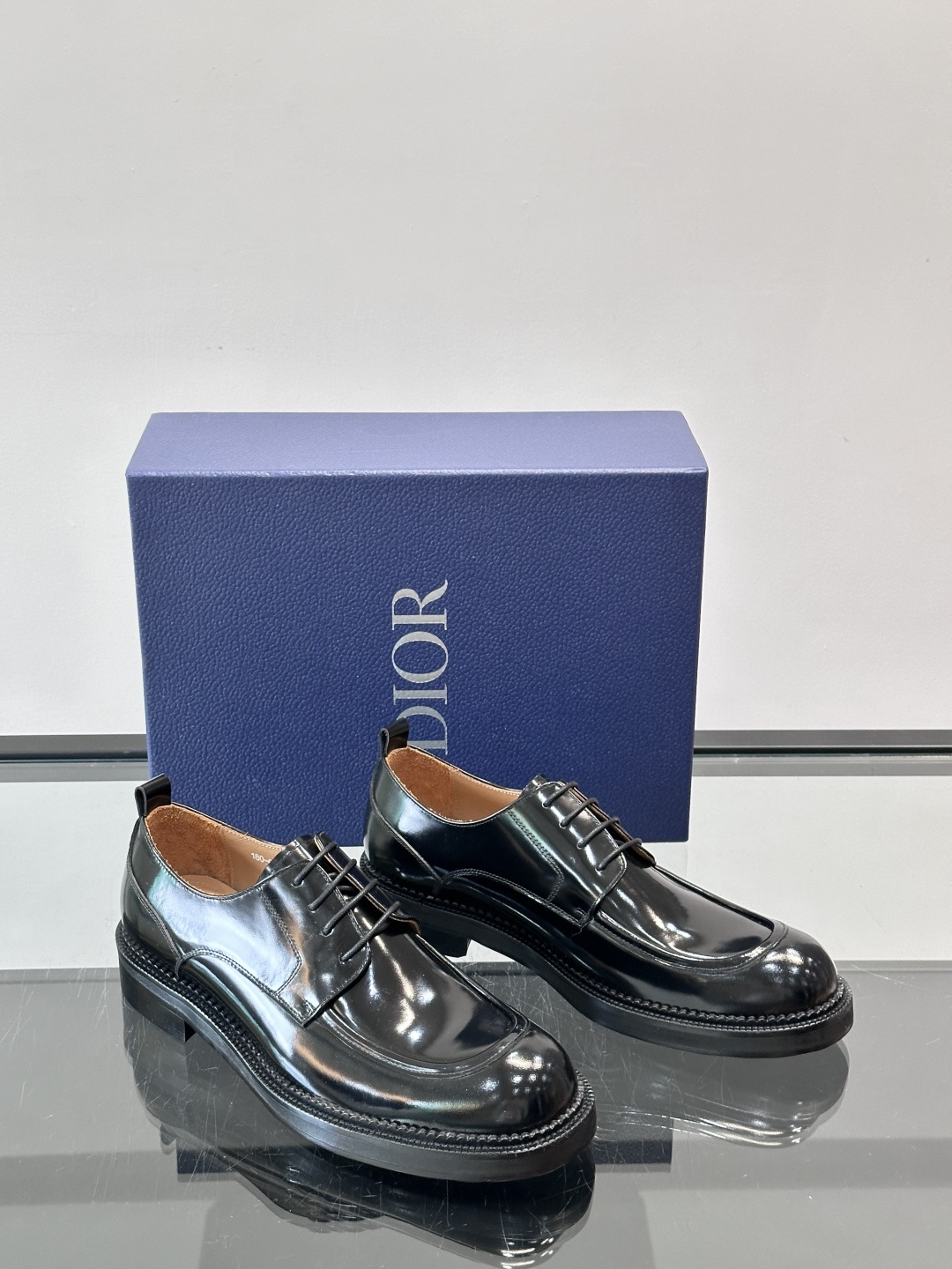 Dior ExPlorer德比鞋 。鞋面采用黑色光滑牛皮，超有辨识度。真皮logo大底，舒适又时尚，日常