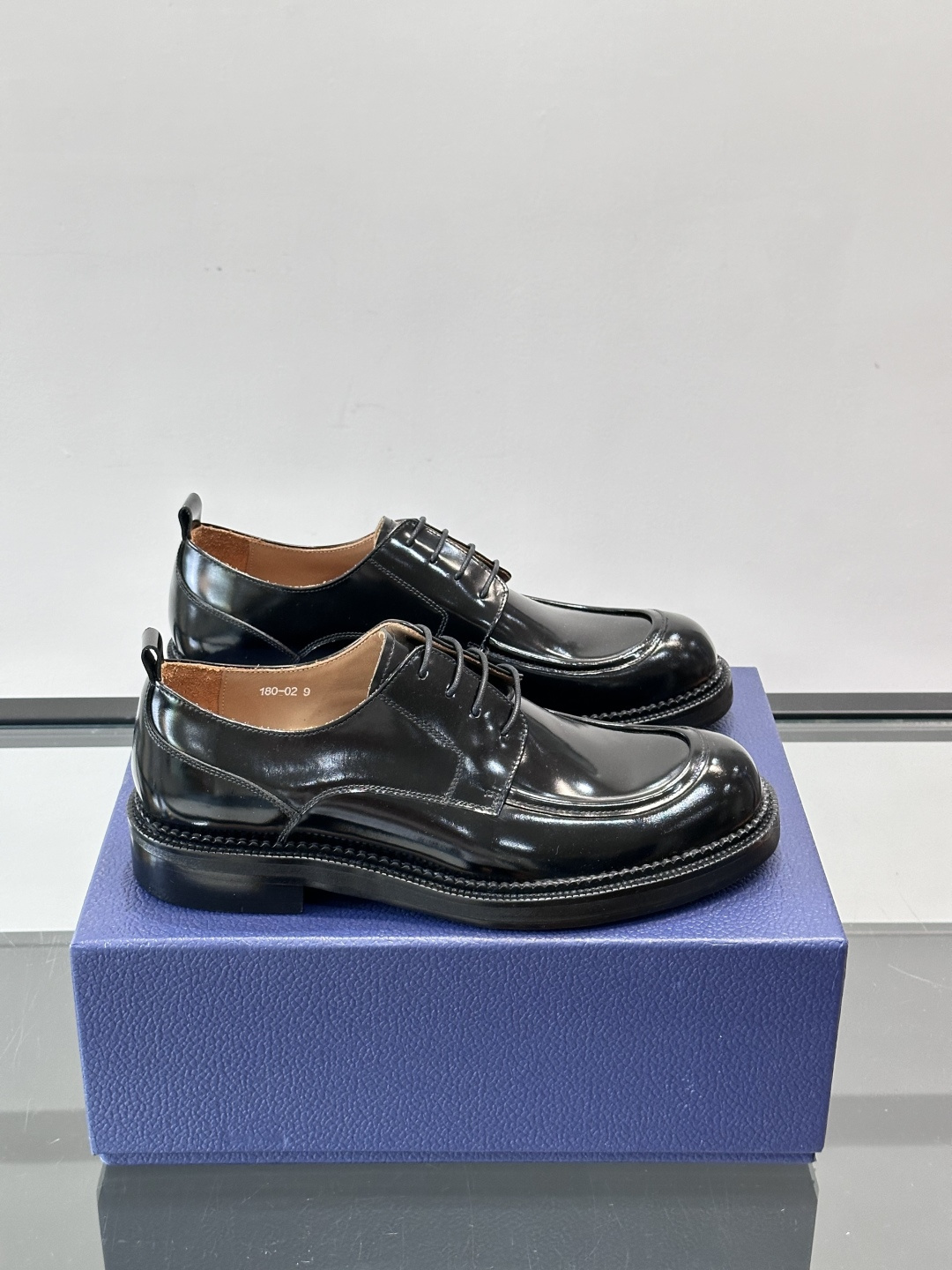 NO:575591,Dior Explorer Derby Shoes. The upper is made of black smooth cowhide, which is very recognizable. The leather logo outsole is comfortable and fashionable, and can be easily used for daily commuting or business occasions. It combines classic and modern, full of elegance, and goes well with suits or casual pants. It is a practical and fashionable high-end item!  ,size38-46 (customized at 38.45.46),Dior leather shoes,dior,business suit,cowhide19860909Dior Explorer德比鞋 .鞋面采用黑色光滑牛皮,超有辨识度.真皮logo大底,舒适又时尚,日常通勤或商务场合都能轻松驾驭.融合经典与摩登,优雅气质满分,搭配西装或休闲裤都很出彩,是实用又时髦的高端单品！ ,size38-46（38.45.46定制）,Dior皮鞋,dior,business suit,cowhide,Men's shoes