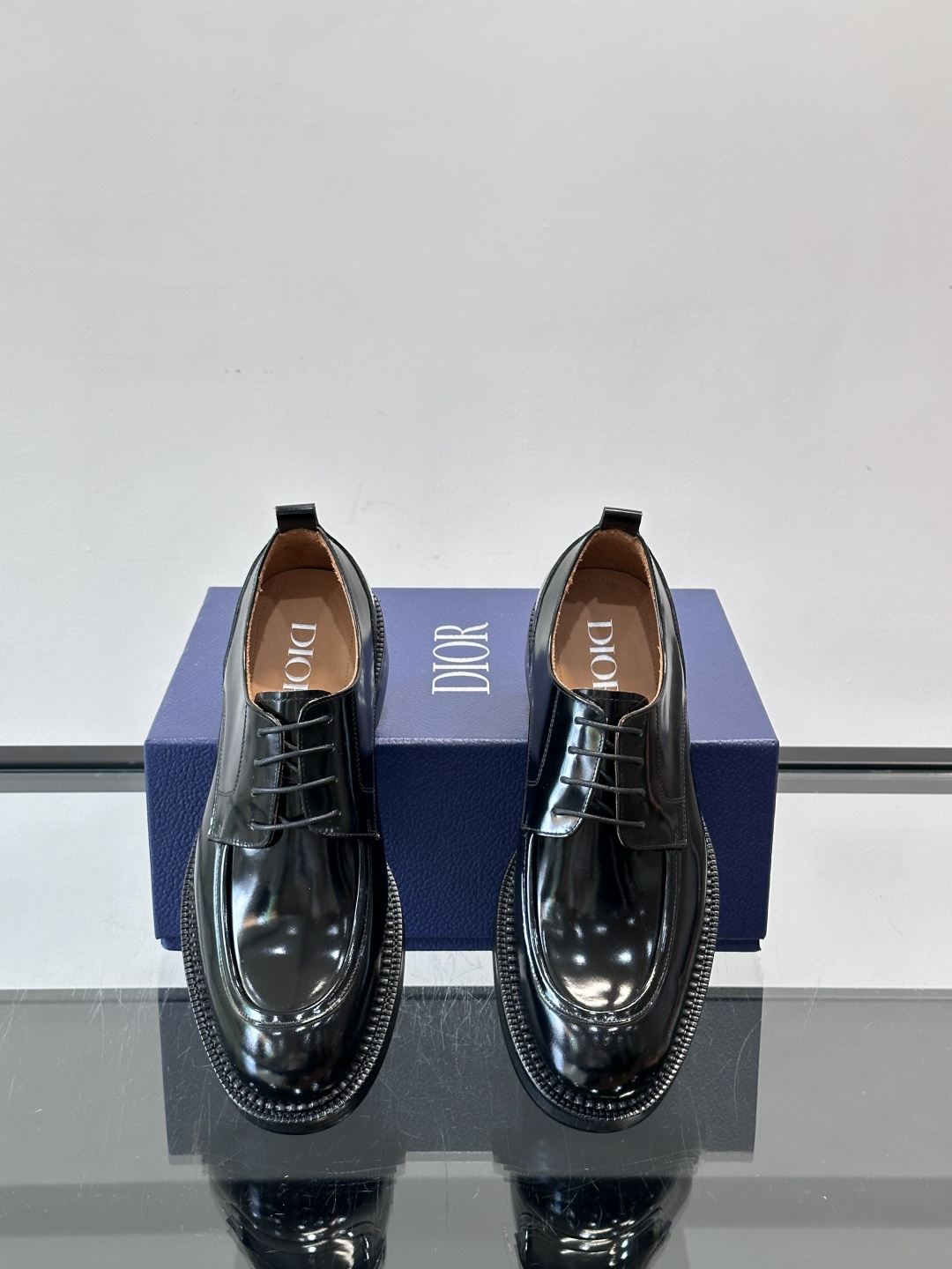 Dior ExPlorer德比鞋 。鞋面采用黑色光滑牛皮，超有辨识度。真皮logo大底，舒适又时尚，日常