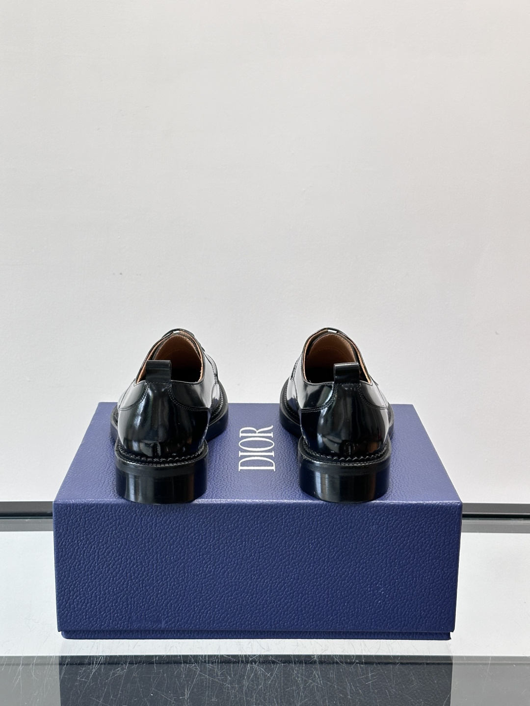 Dior ExPlorer德比鞋 。鞋面采用黑色光滑牛皮，超有辨识度。真皮logo大底，舒适又时尚，日常