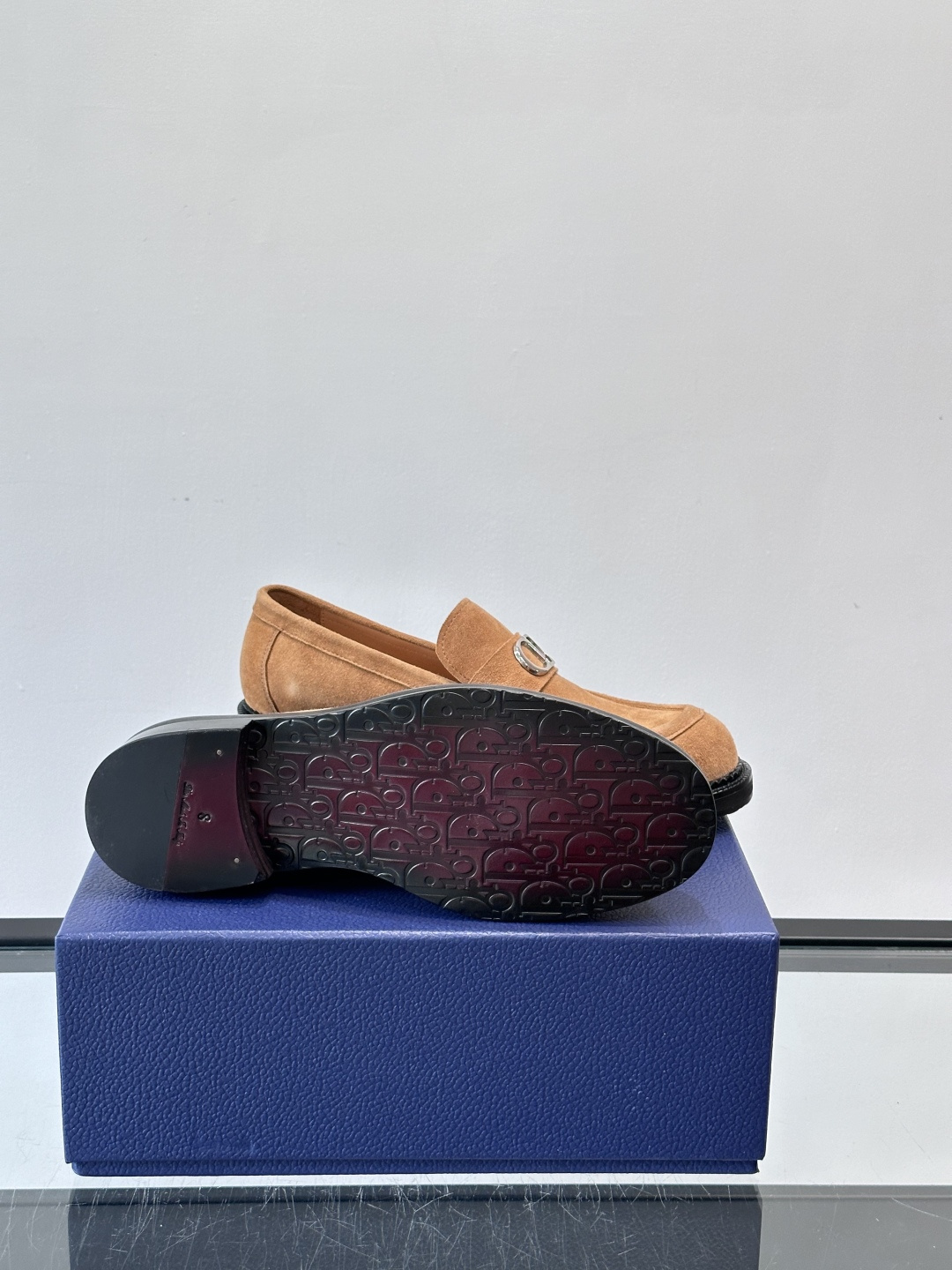 Dior男士绒面乐福鞋。这款绒面乐福鞋，反绒皮鞋面柔软细腻，精致又有质感。真皮大底，日常通勤或休闲都很适