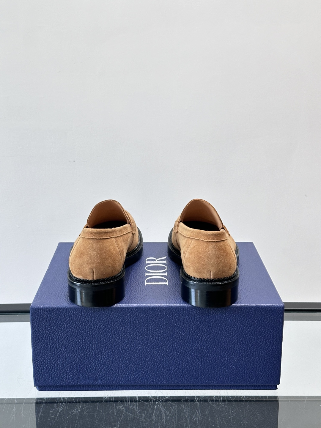Dior男士绒面乐福鞋。这款绒面乐福鞋，反绒皮鞋面柔软细腻，精致又有质感。真皮大底，日常通勤或休闲都很适