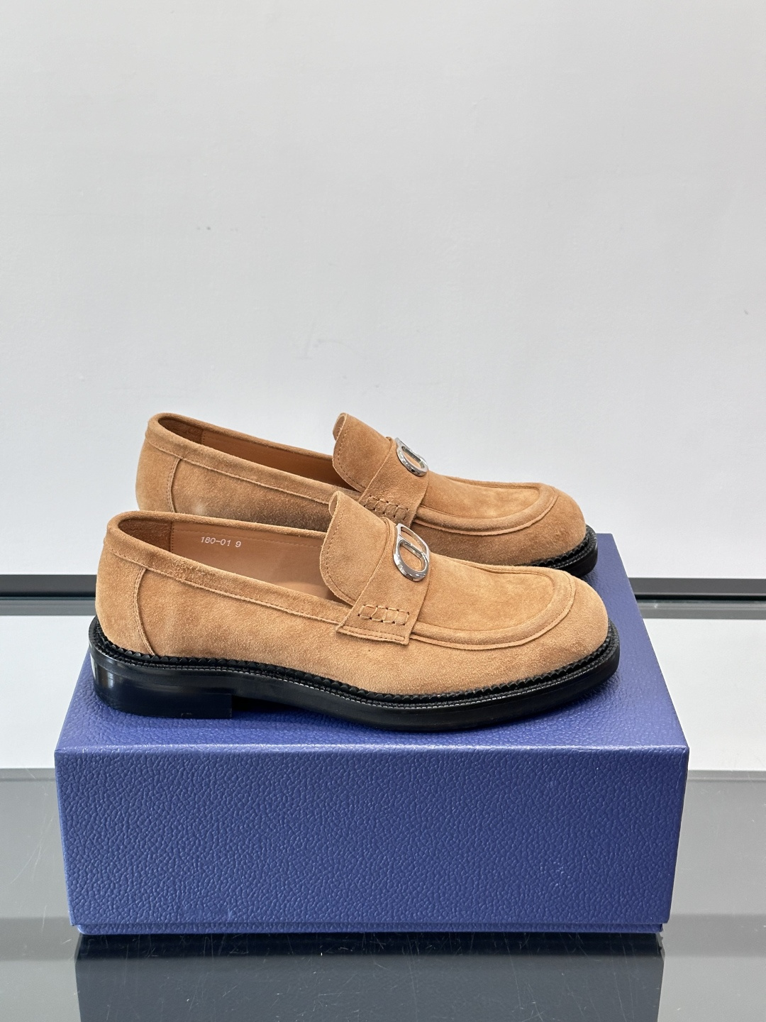 Dior男士绒面乐福鞋。这款绒面乐福鞋，反绒皮鞋面柔软细腻，精致又有质感。真皮大底，日常通勤或休闲都很适