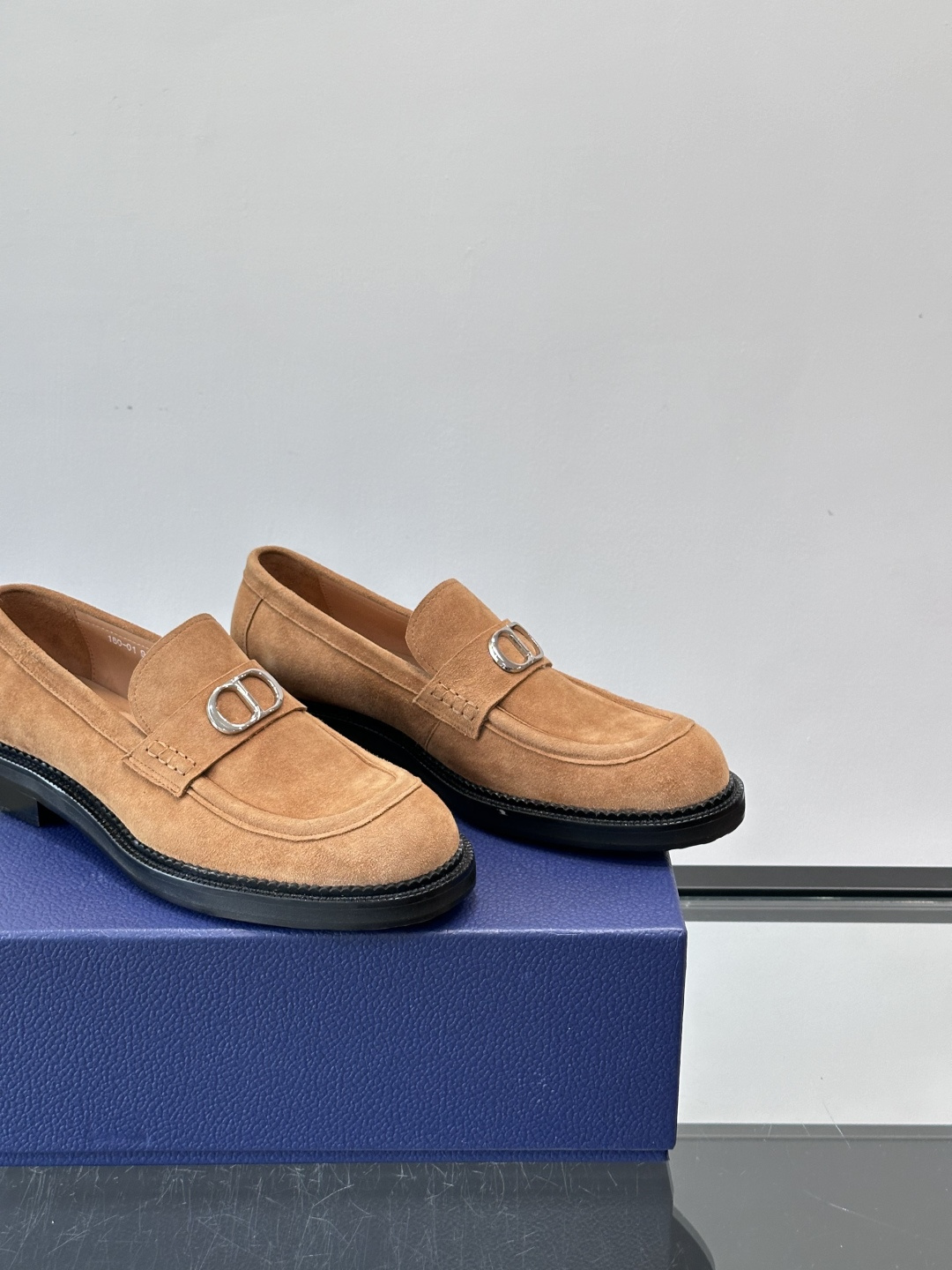 Dior男士绒面乐福鞋。这款绒面乐福鞋，反绒皮鞋面柔软细腻，精致又有质感。真皮大底，日常通勤或休闲都很适