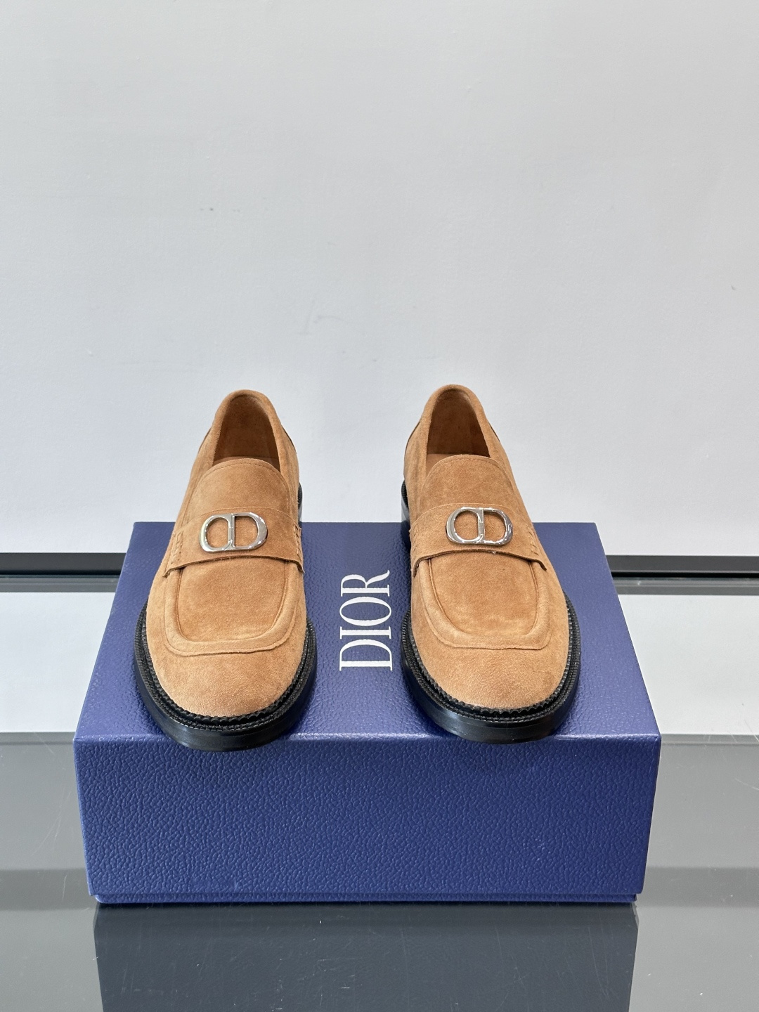 Dior男士绒面乐福鞋。这款绒面乐福鞋，反绒皮鞋面柔软细腻，精致又有质感。真皮大底，日常通勤或休闲都很适