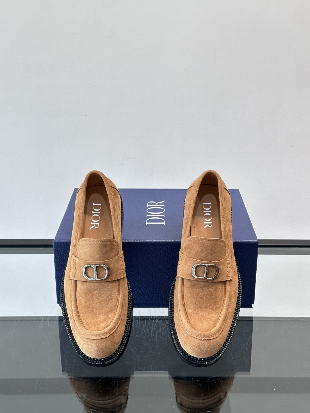 Dior男士绒面乐福鞋。这款绒面乐福鞋，反绒皮鞋面柔软细腻，精致又有质感。真皮大底，日常通勤或休闲都很适