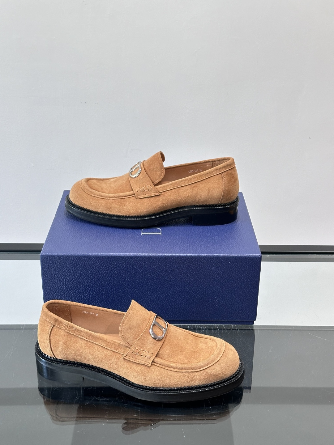 Dior男士绒面乐福鞋。这款绒面乐福鞋，反绒皮鞋面柔软细腻，精致又有质感。真皮大底，日常通勤或休闲都很适