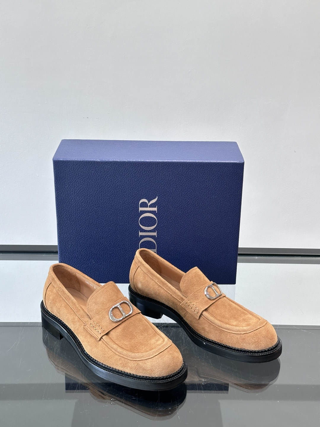 Dior男士绒面乐福鞋。这款绒面乐福鞋，反绒皮鞋面柔软细腻，精致又有质感。真皮大底，日常通勤或休闲都很适