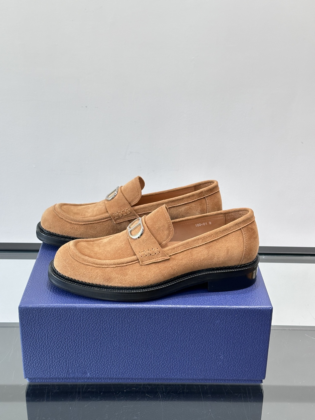 Dior男士绒面乐福鞋。这款绒面乐福鞋，反绒皮鞋面柔软细腻，精致又有质感。真皮大底，日常通勤或休闲都很适