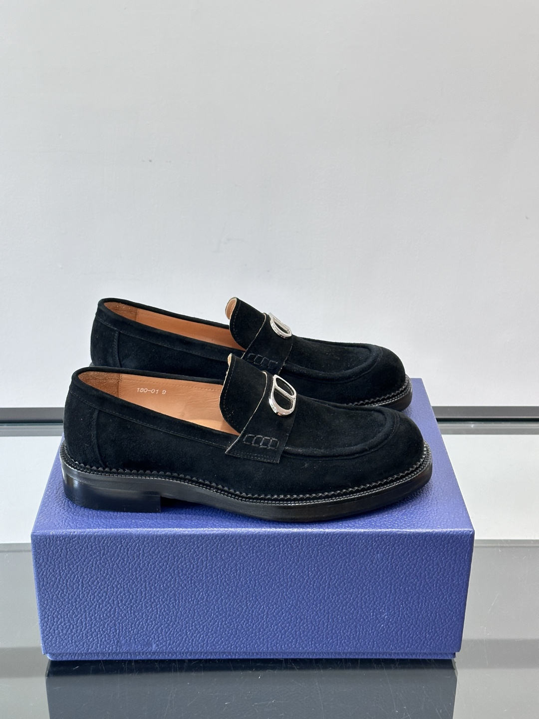 Dior男士绒面乐福鞋。这款绒面乐福鞋，反绒皮鞋面柔软细腻，精致又有质感。真皮大底，日常通勤或休闲都很适