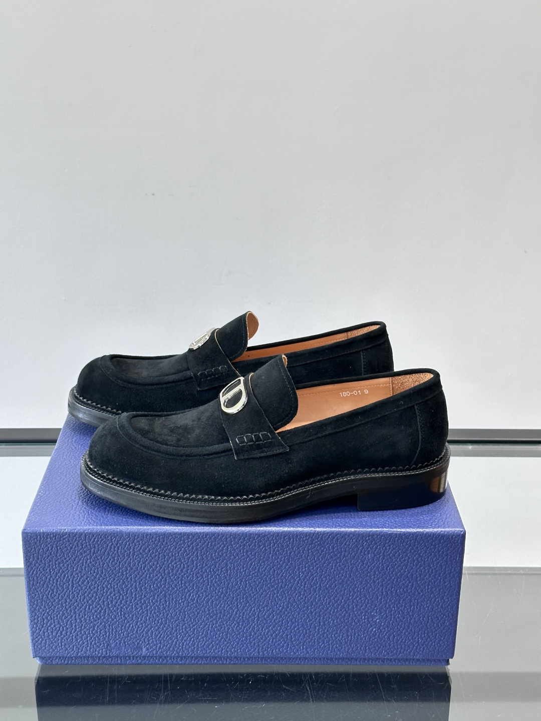 Dior男士绒面乐福鞋。这款绒面乐福鞋，反绒皮鞋面柔软细腻，精致又有质感。真皮大底，日常通勤或休闲都很适