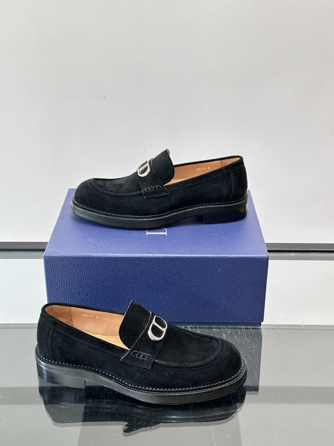 Dior男士绒面乐福鞋。这款绒面乐福鞋，反绒皮鞋面柔软细腻，精致又有质感。真皮大底，日常通勤或休闲都很适