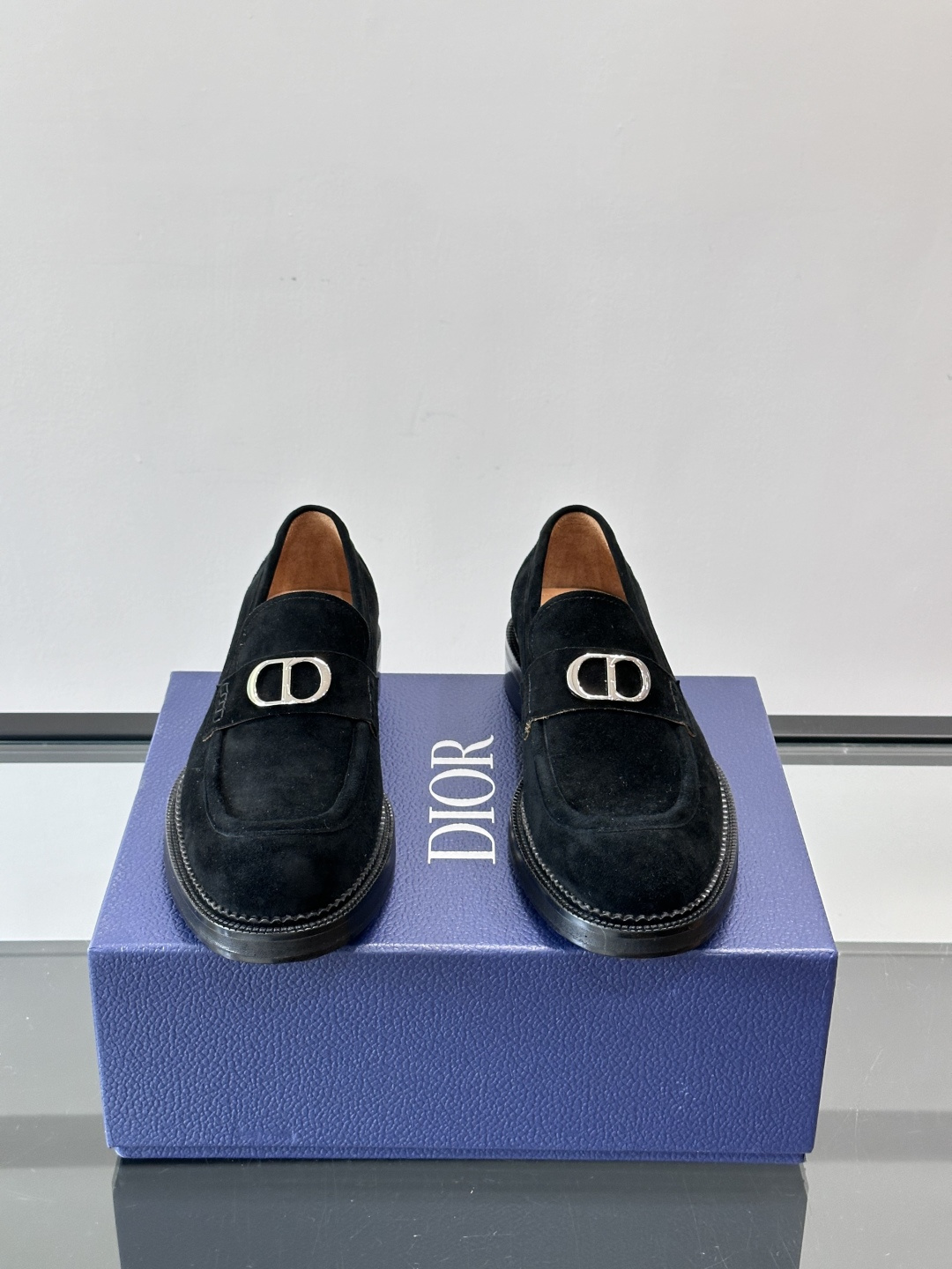 Dior男士绒面乐福鞋。这款绒面乐福鞋，反绒皮鞋面柔软细腻，精致又有质感。真皮大底，日常通勤或休闲都很适