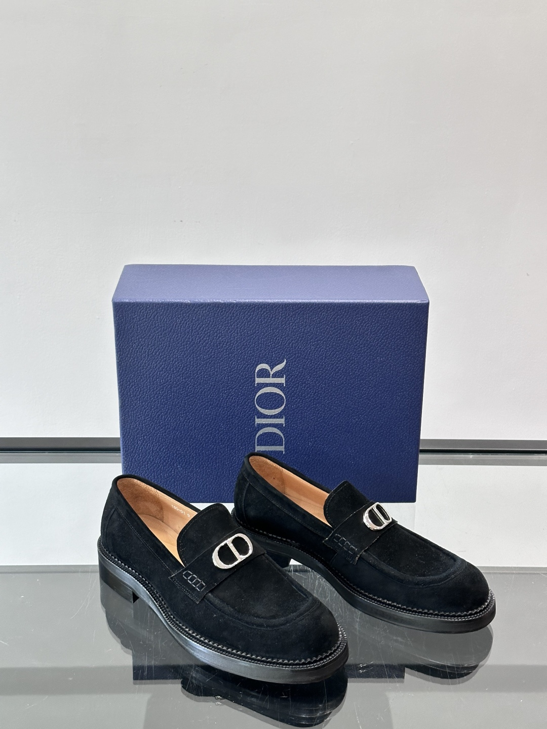 Dior男士绒面乐福鞋。这款绒面乐福鞋，反绒皮鞋面柔软细腻，精致又有质感。真皮大底，日常通勤或休闲都很适