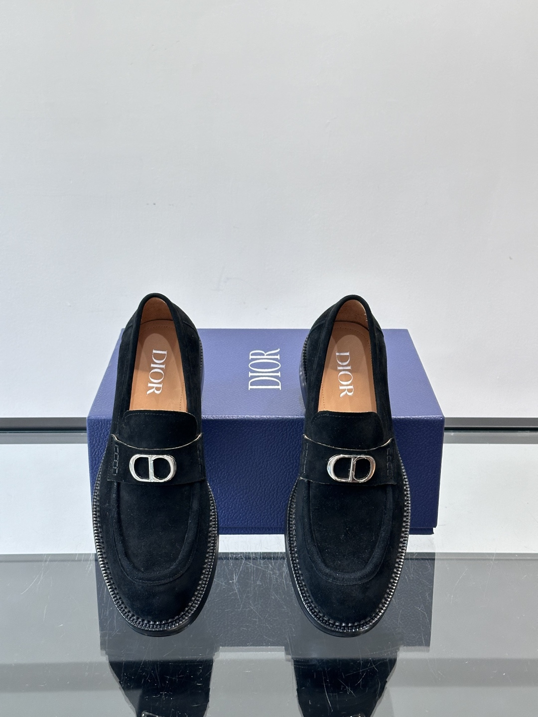 Dior男士绒面乐福鞋。这款绒面乐福鞋，反绒皮鞋面柔软细腻，精致又有质感。真皮大底，日常通勤或休闲都很适