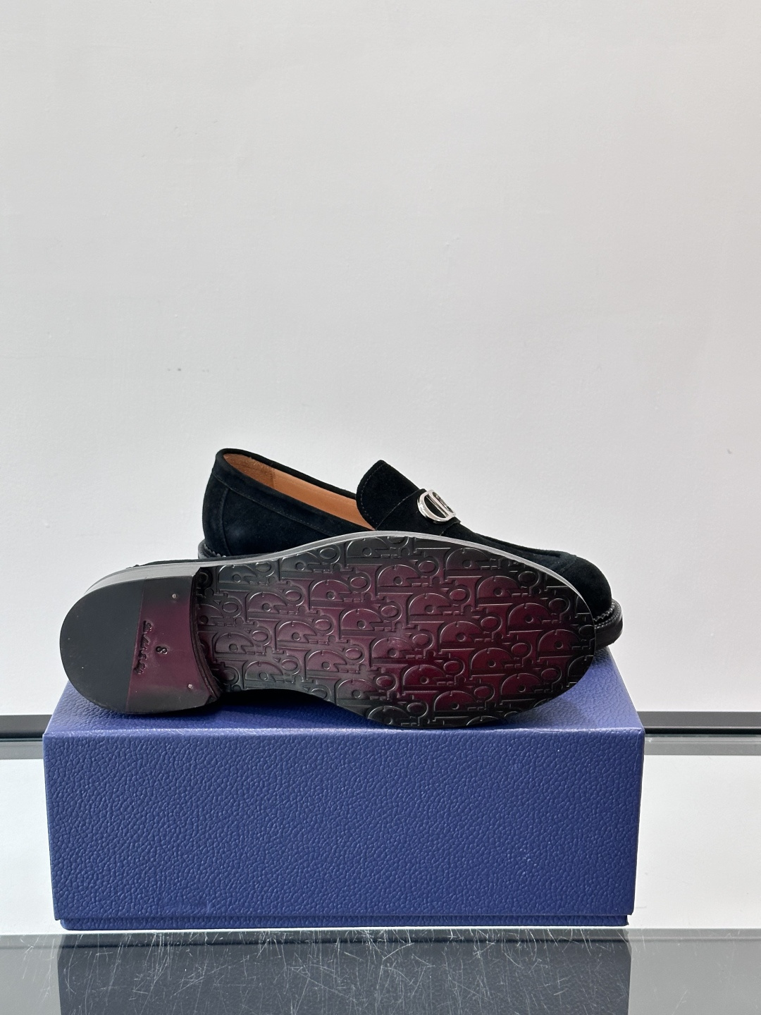 Dior男士绒面乐福鞋。这款绒面乐福鞋，反绒皮鞋面柔软细腻，精致又有质感。真皮大底，日常通勤或休闲都很适