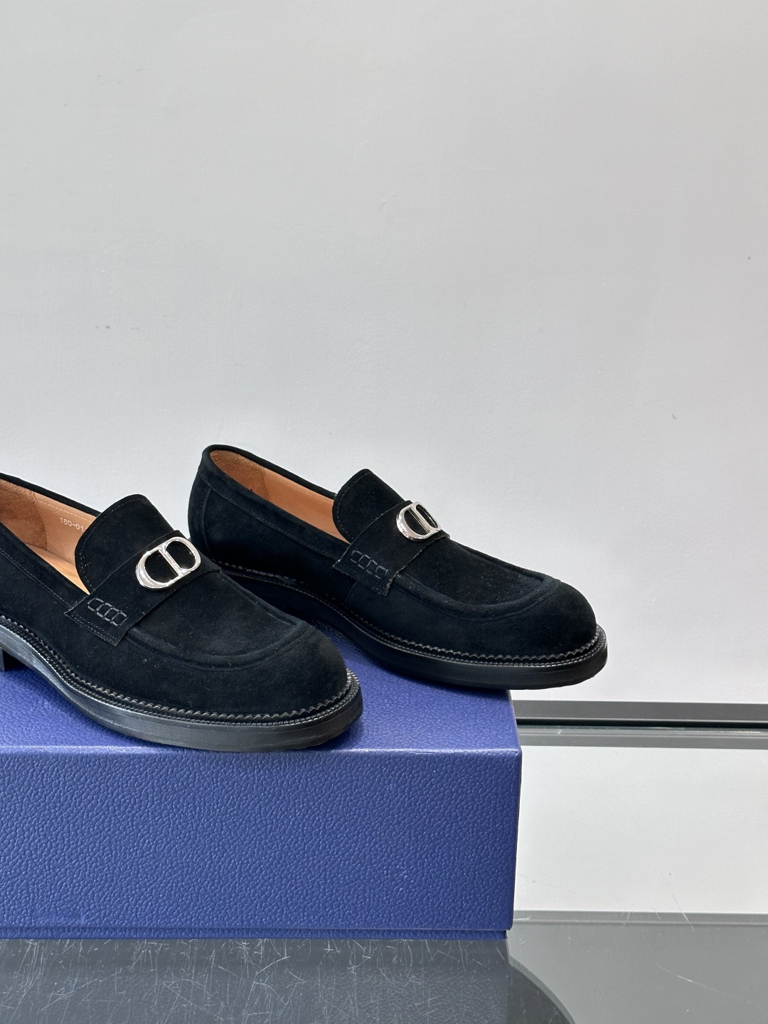 Dior男士绒面乐福鞋。这款绒面乐福鞋，反绒皮鞋面柔软细腻，精致又有质感。真皮大底，日常通勤或休闲都很适