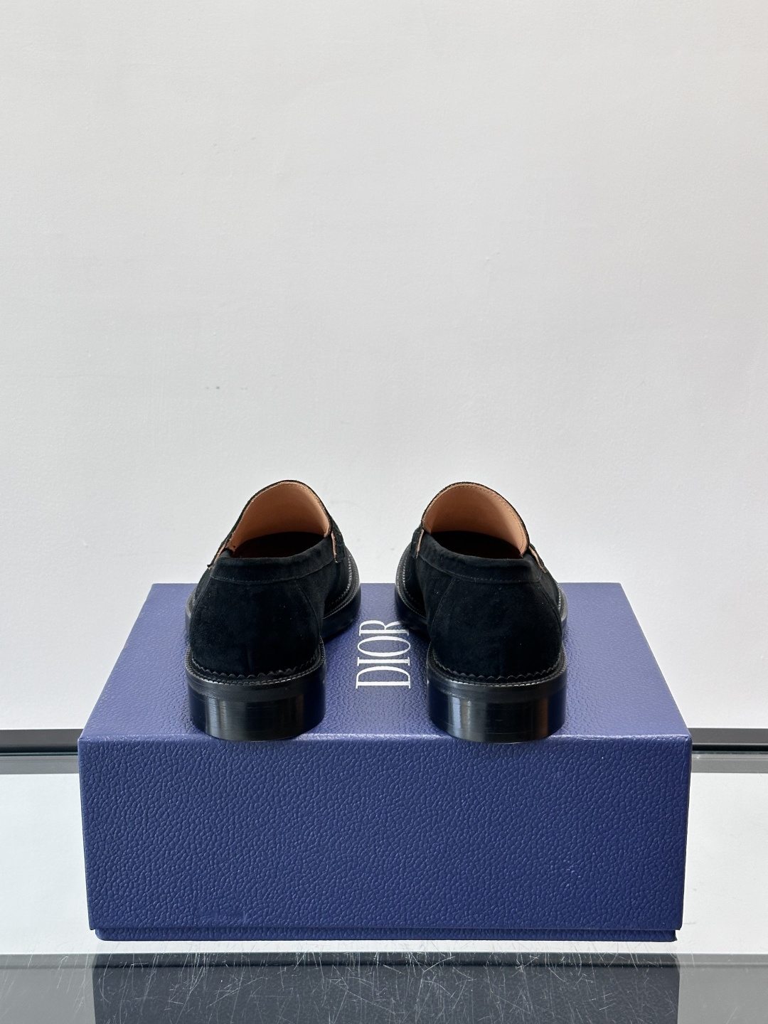 Dior男士绒面乐福鞋。这款绒面乐福鞋，反绒皮鞋面柔软细腻，精致又有质感。真皮大底，日常通勤或休闲都很适