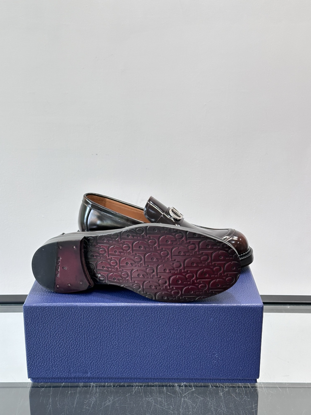 Dior 男士德比鞋，黑色光滑牛皮+金属扣，低调奢华又摩登。真皮大底鞋底，舒适耐磨，后侧“DIO”标志超