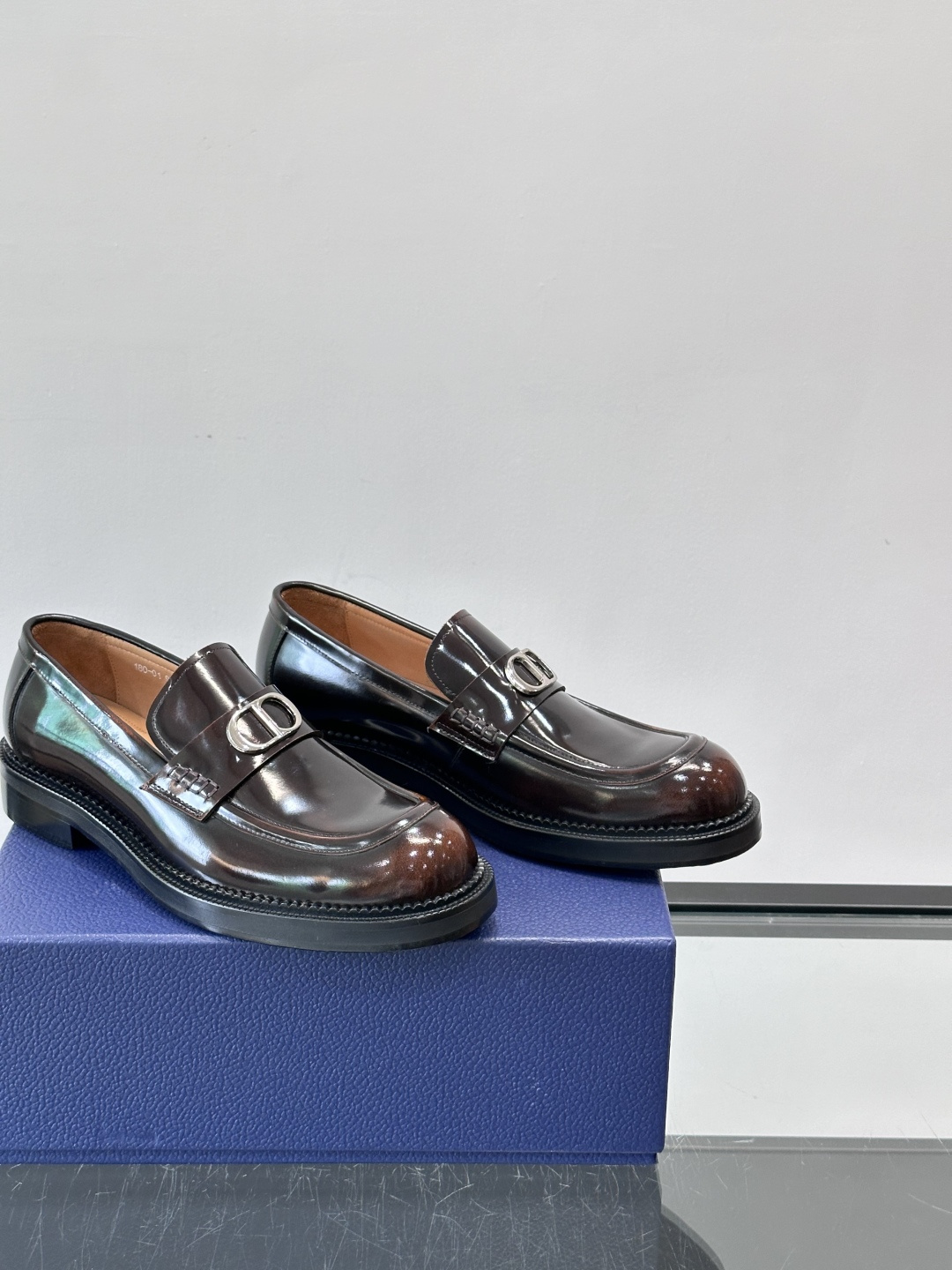 Dior 男士德比鞋，黑色光滑牛皮+金属扣，低调奢华又摩登。真皮大底鞋底，舒适耐磨，后侧“DIO”标志超