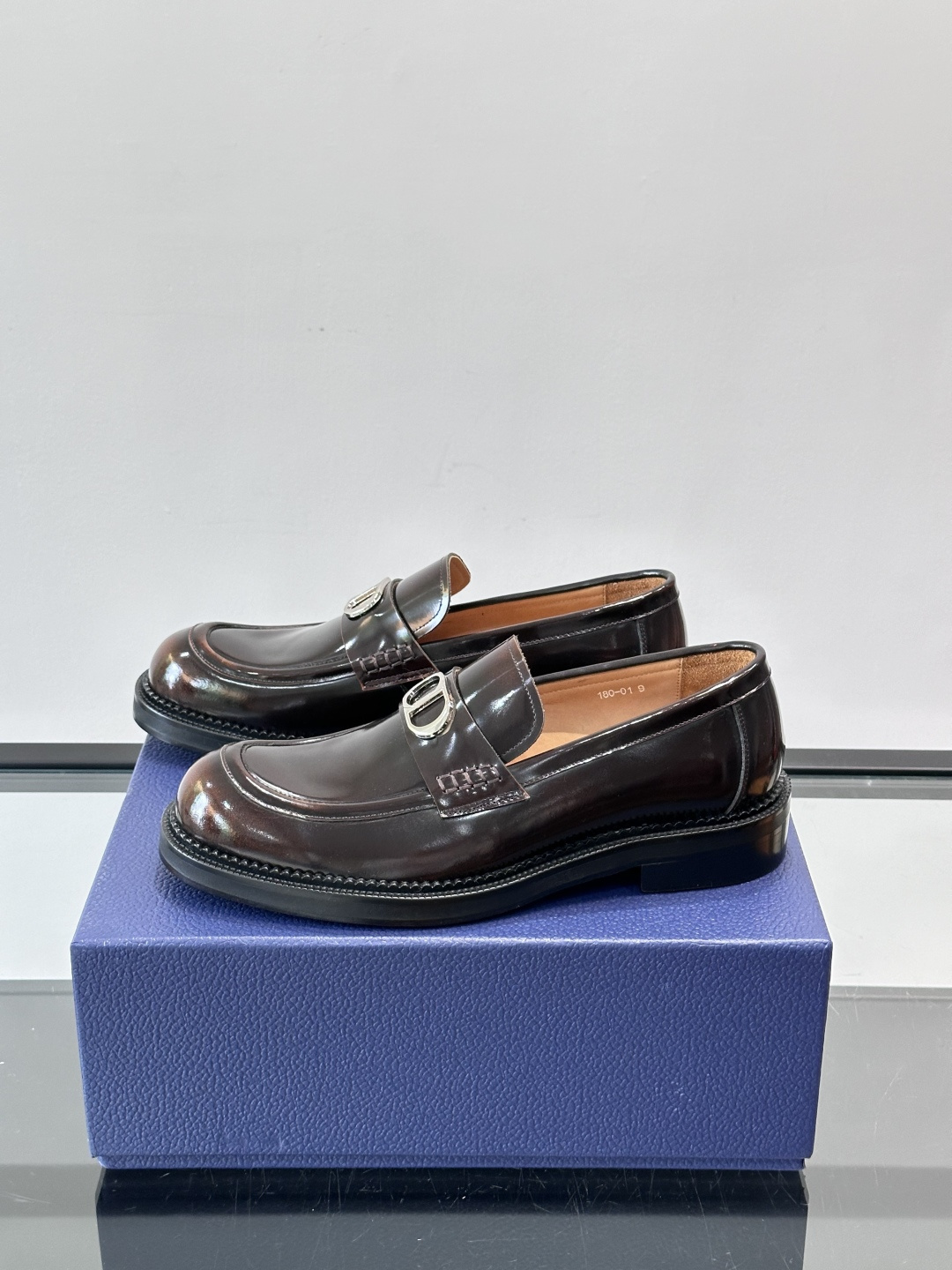 Dior 男士德比鞋，黑色光滑牛皮+金属扣，低调奢华又摩登。真皮大底鞋底，舒适耐磨，后侧“DIO”标志超