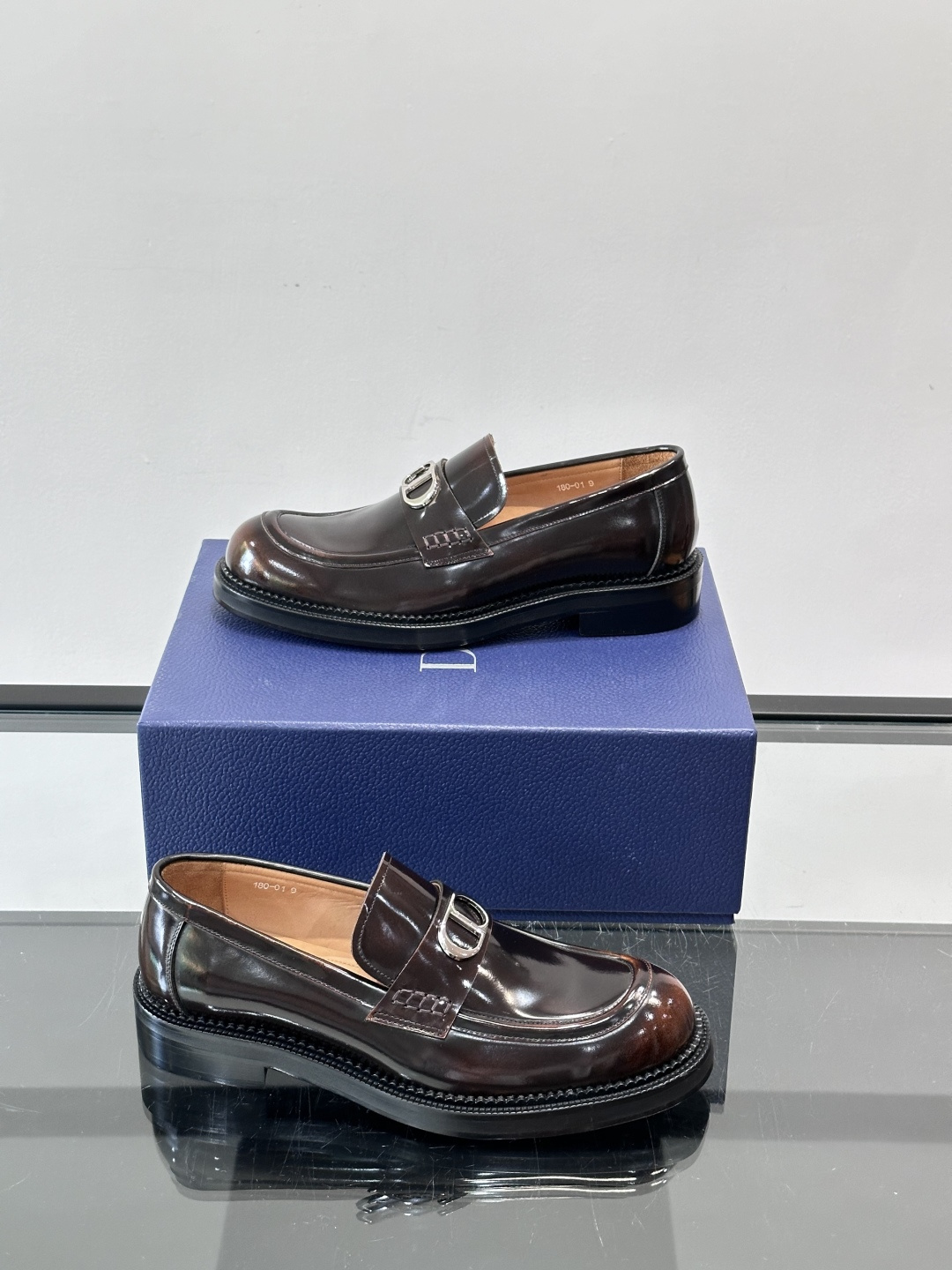 Dior 男士德比鞋，黑色光滑牛皮+金属扣，低调奢华又摩登。真皮大底鞋底，舒适耐磨，后侧“DIO”标志超