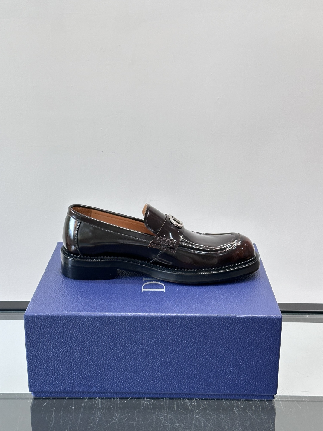 Dior 男士德比鞋，黑色光滑牛皮+金属扣，低调奢华又摩登。真皮大底鞋底，舒适耐磨，后侧“DIO”标志超