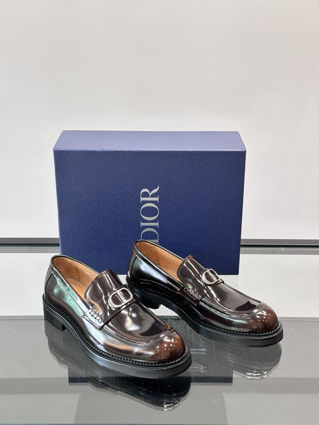 Dior 男士德比鞋，黑色光滑牛皮+金属扣，低调奢华又摩登。真皮大底鞋底，舒适耐磨，后侧“DIO”标志超