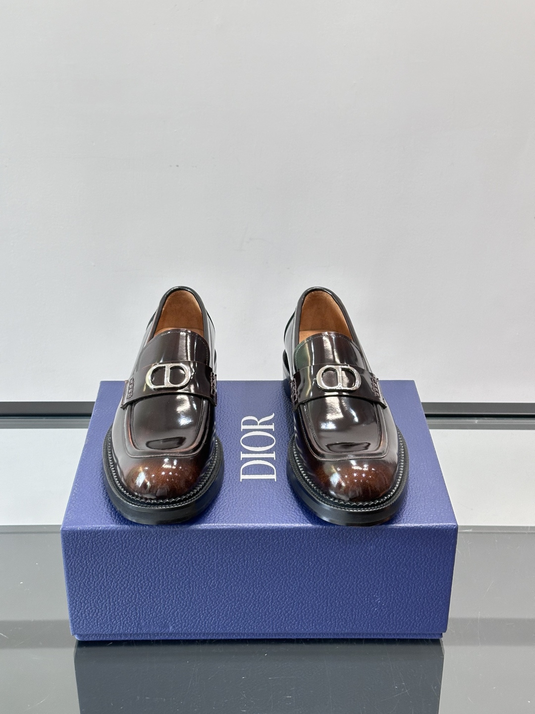 Dior 男士德比鞋，黑色光滑牛皮+金属扣，低调奢华又摩登。真皮大底鞋底，舒适耐磨，后侧“DIO”标志超