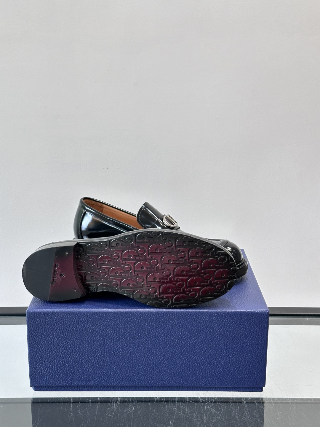 Dior 男士德比鞋，黑色光滑牛皮+金属扣，低调奢华又摩登。真皮大底鞋底，舒适耐磨，后侧“DIO”标志超