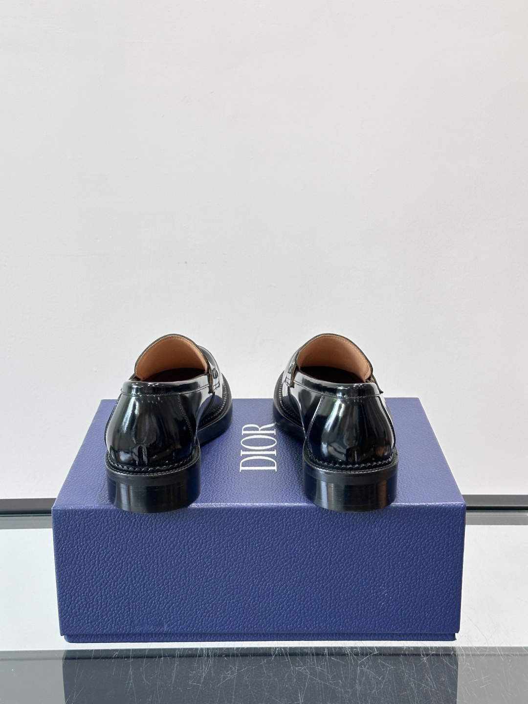 Dior 男士德比鞋，黑色光滑牛皮+金属扣，低调奢华又摩登。真皮大底鞋底，舒适耐磨，后侧“DIO”标志超