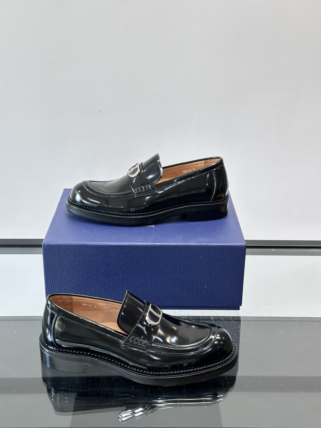 Dior 男士德比鞋，黑色光滑牛皮+金属扣，低调奢华又摩登。真皮大底鞋底，舒适耐磨，后侧“DIO”标志超