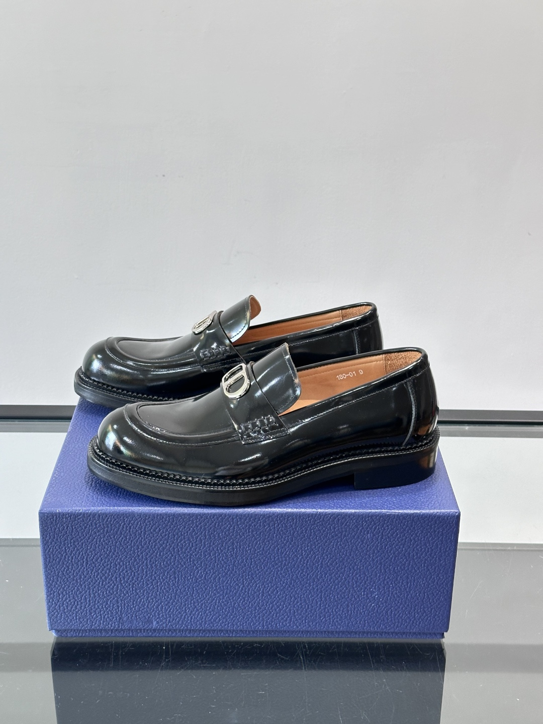 Dior 男士德比鞋，黑色光滑牛皮+金属扣，低调奢华又摩登。真皮大底鞋底，舒适耐磨，后侧“DIO”标志超