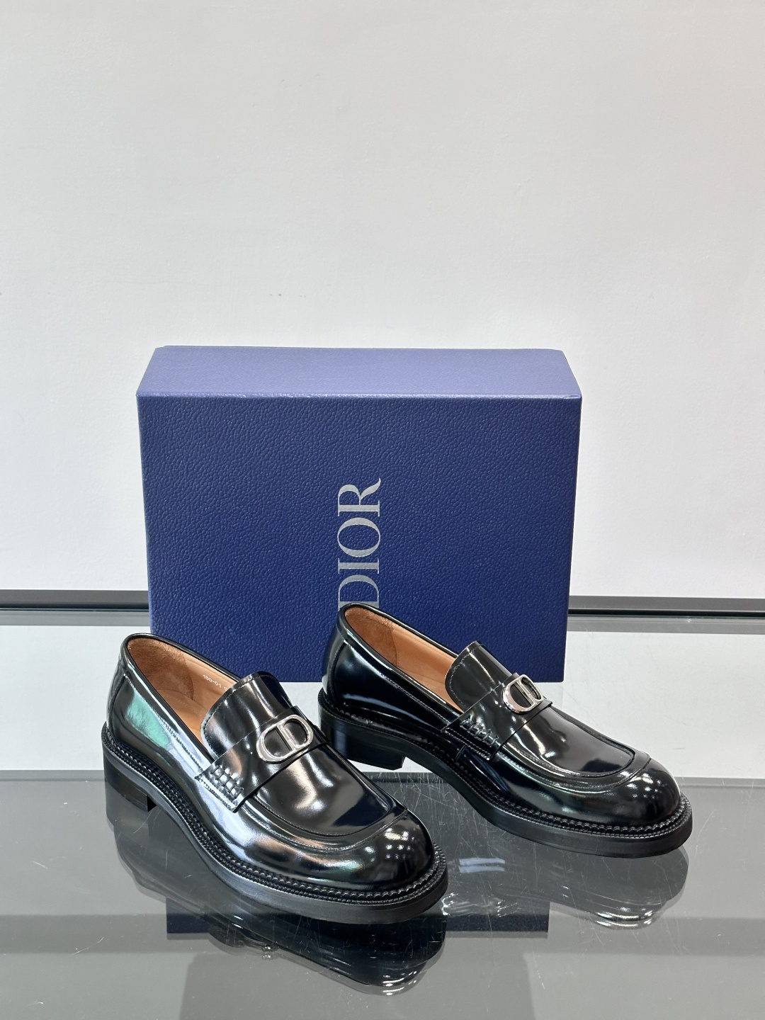 Dior 男士德比鞋，黑色光滑牛皮+金属扣，低调奢华又摩登。真皮大底鞋底，舒适耐磨，后侧“DIO”标志超