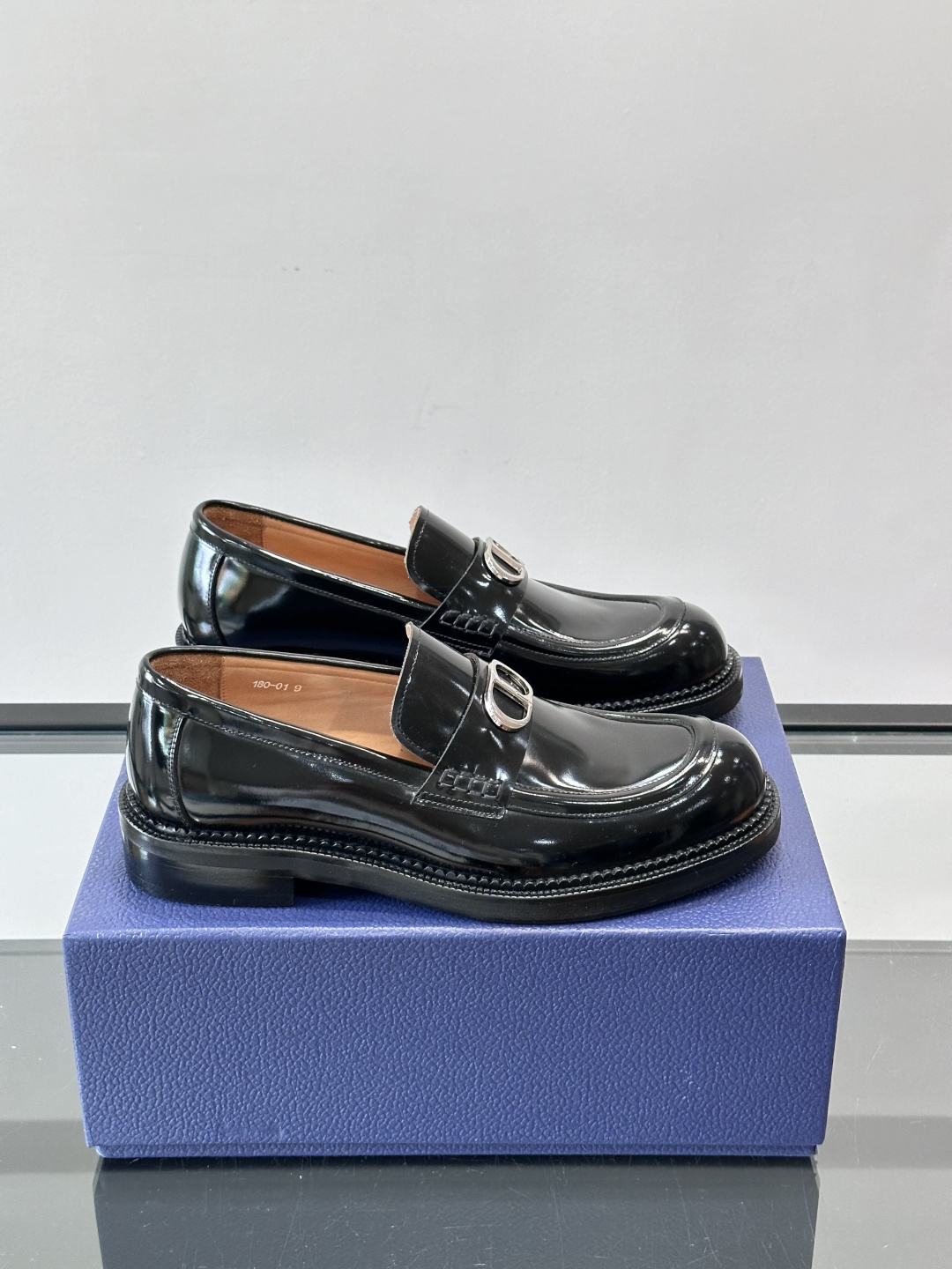 Dior 男士德比鞋，黑色光滑牛皮+金属扣，低调奢华又摩登。真皮大底鞋底，舒适耐磨，后侧“DIO”标志超