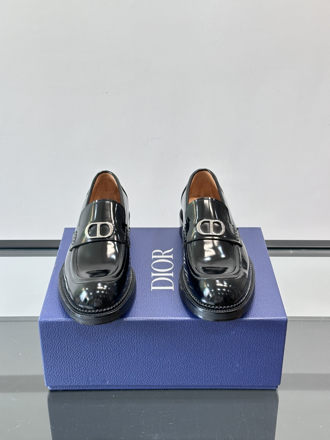Dior 男士德比鞋，黑色光滑牛皮+金属扣，低调奢华又摩登。真皮大底鞋底，舒适耐磨，后侧“DIO”标志超
