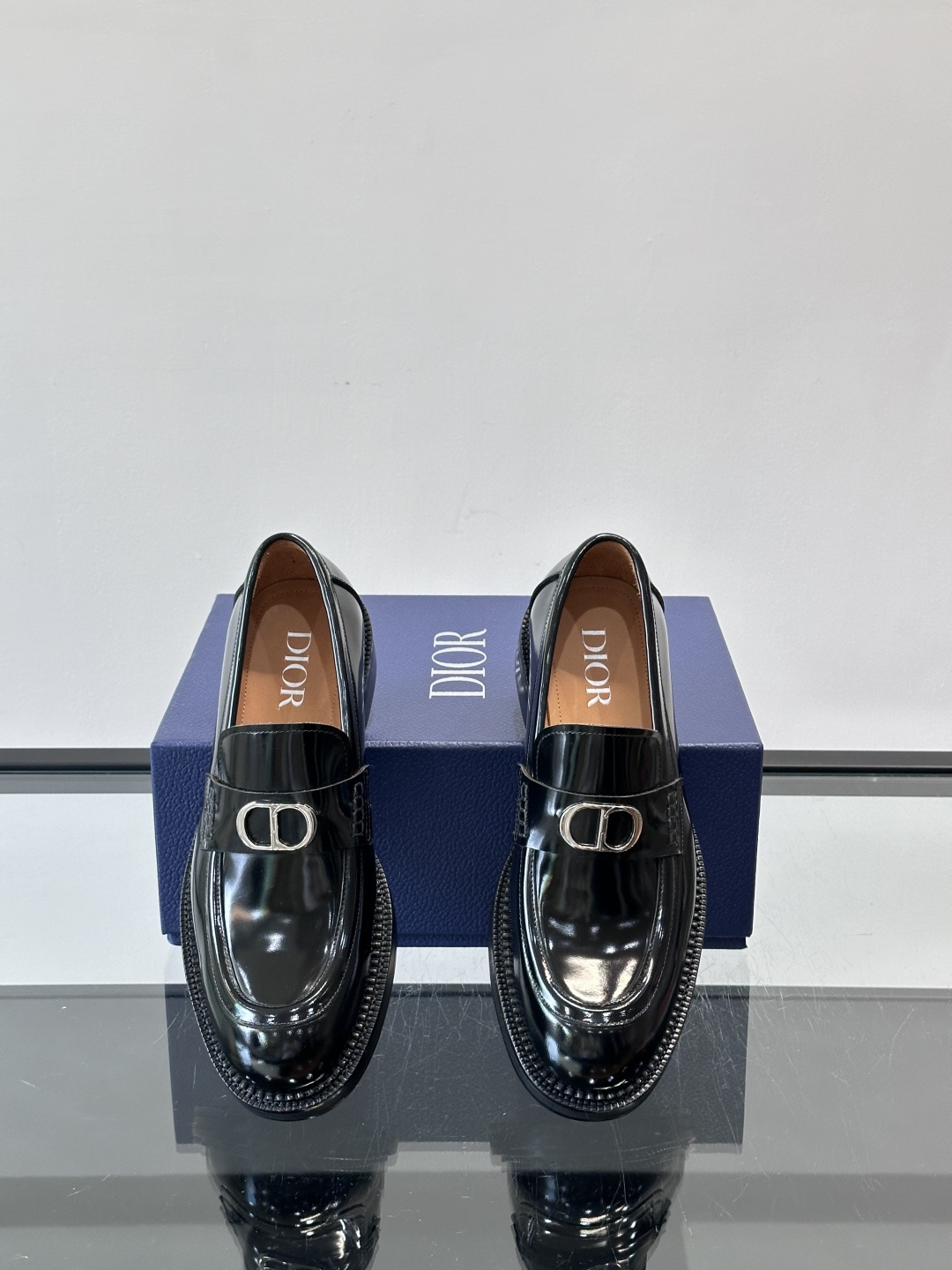Dior 男士德比鞋，黑色光滑牛皮+金属扣，低调奢华又摩登。真皮大底鞋底，舒适耐磨，后侧“DIO”标志超