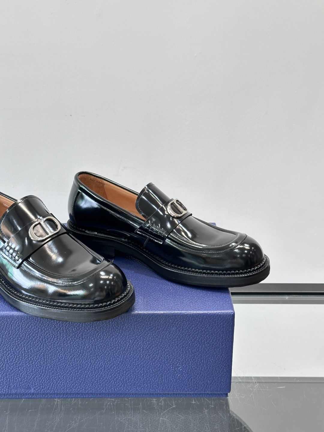 Dior 男士德比鞋，黑色光滑牛皮+金属扣，低调奢华又摩登。真皮大底鞋底，舒适耐磨，后侧“DIO”标志超